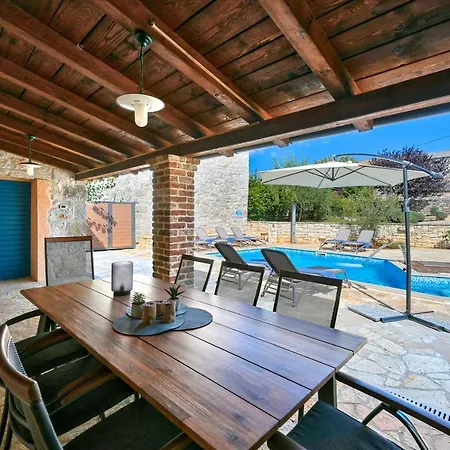 Rustic Simone With Outdoor Pool In Porec