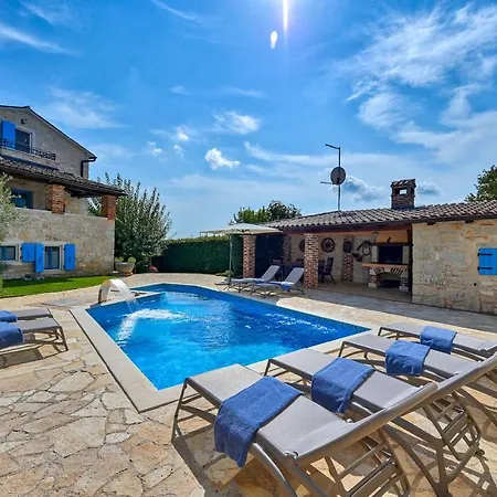 Rustic Simone With Outdoor Pool In Porec Kirmenjak