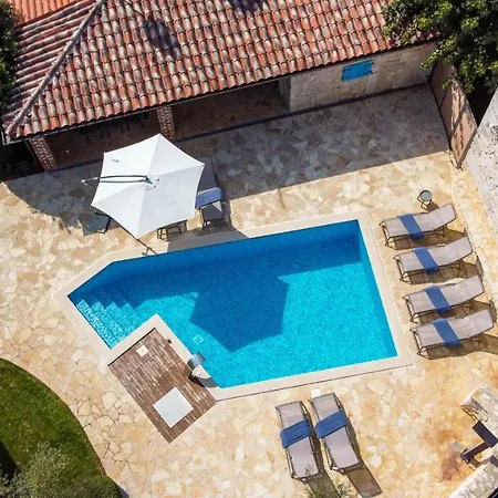 Rustic Simone With Outdoor Pool In Porec Kirmenjak