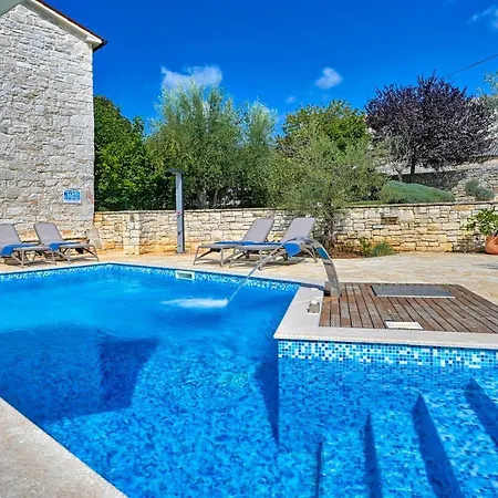 Villa Rustic Simone With Outdoor Pool In Porec Kirmenjak