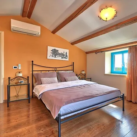 Vila Rustic Simone With Outdoor Pool In Porec Kirmenjak