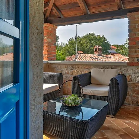 Rustic Simone With Outdoor Pool In Porec Kirmenjak
