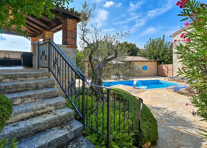 Villa Rustic Simone With Outdoor Pool In Porec Kirmenjak
